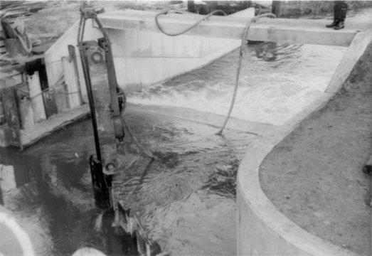 The Trap weir<br>under construction 09